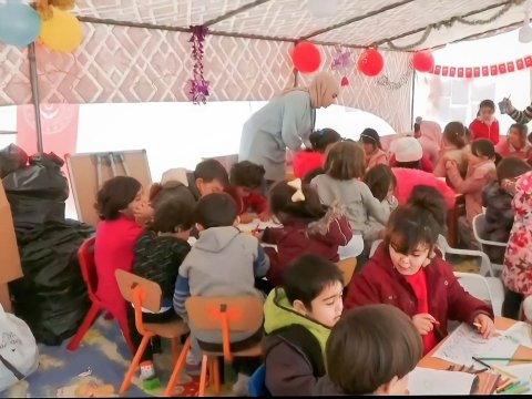 Zərərçəkən uşaqlar çadırda təhsil alır