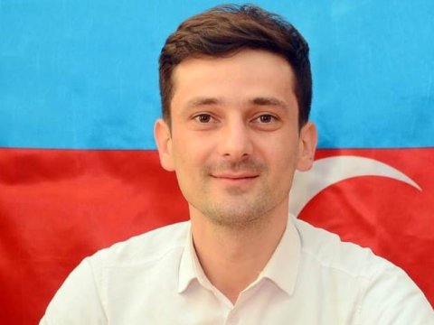 Müəllim məktəbin yararsız pianolarını təmir edib - VİDEO