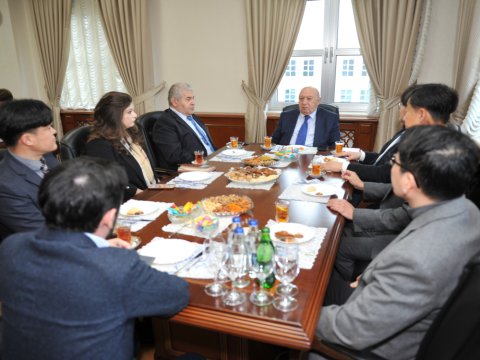 Rektor Koreya universitetinin nümayəndələri ilə görüşüb