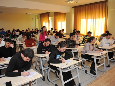 BMU tələbələr üçün TOPİK imtahanı keçirib