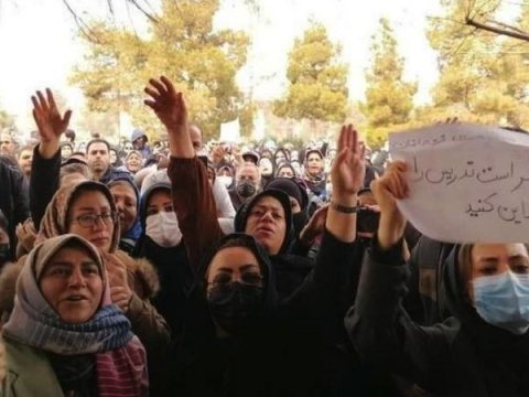 İranda məktəbə getmək istəyən qızları ZƏHƏRLƏYİRLƏR