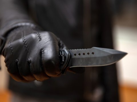 Bakıda 14 yaşlı yeniyetmə bıçaqla hədələnib