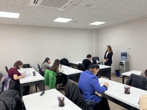 Zal nəzarətçilərinin təlimi davam edir