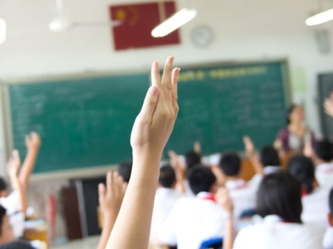 Müəllim dərsə gecikən şagirdə döşəmə sildirib? - Rəsmi araşdırma BAŞLADI