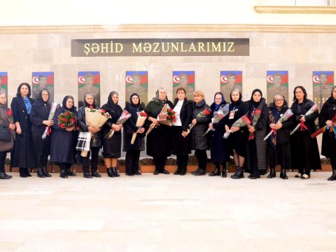 Məktəbdə şəhid anaları təbrik olunub