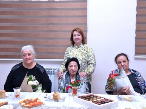 İdarə müdiri müəllimlərini təbrik edib