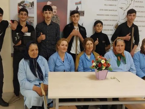 Məktəbli oğlanlardan xadimələrə 8 Mart təbriki