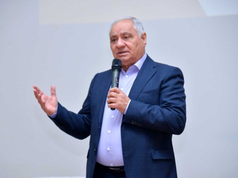 Əməkdar jurnalist məktəblilərlə görüşüb