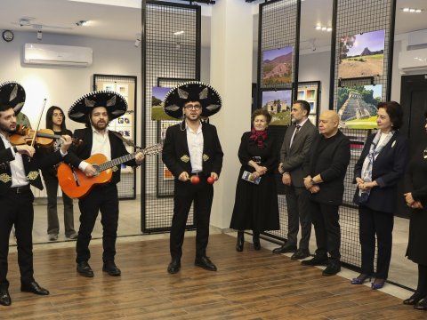 Meksika şah memarlıq əsərləri AzMİU-da