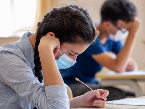 İmtahanlarda zəif nəticə göstərənlər aşağı qiymətlərlə oxuyanlardır