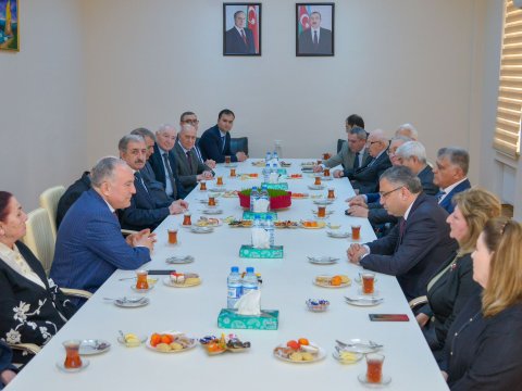 Rektor universitet heyətini təbrik etdi