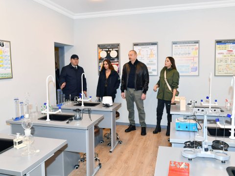 Prezident və birinci xanım Suqovuşan məktəbində...