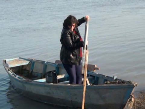 Məktəbə qayıqla gedib-gələn Səidə müəllimə: “Hər gün Kürdən keçməliyəm” - MÜSAHİBƏ+VİDEO