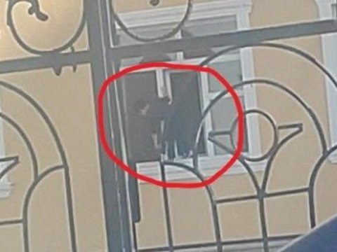 Məktəbdə azyaşlı şagirdə pəncərə sildiriblər?- VİDEO