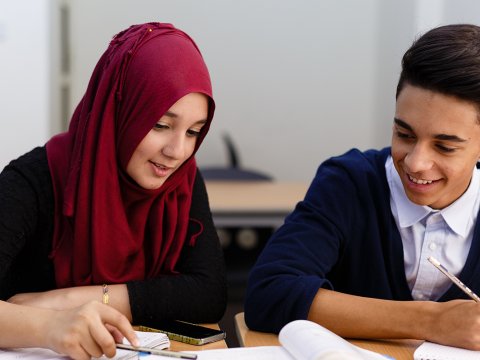 Məktəblərdə hicab qadağası var? - Nazirlik CAVAB VERDİ