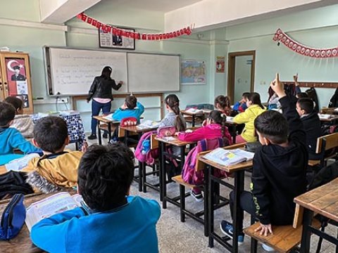 Zəlzələ bölgəsində şagirdlərin davamiyyəti 60 faizi ötür