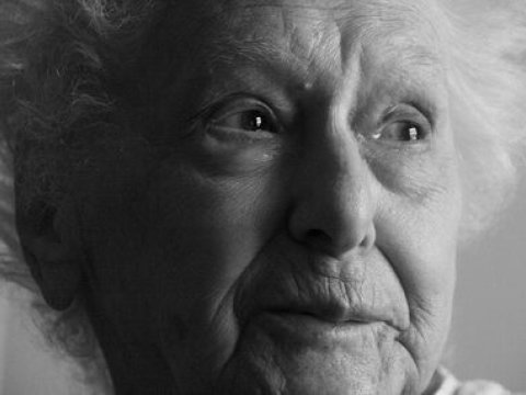 Savadsız qadın 80 ilə dörd dildə 1658 kitab oxuyub