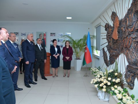 Məktəbdə Heydər Əliyevin barelyefi qoyuldu