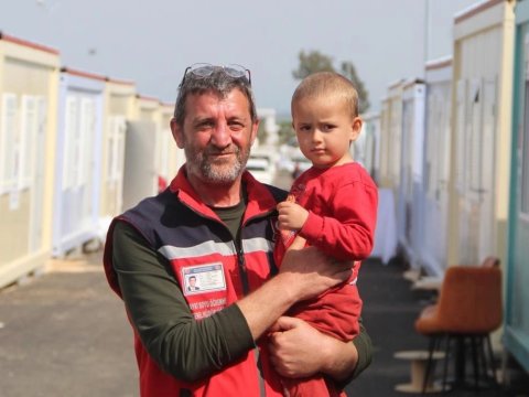 Pandemiya və zəlzələdə 44 yaxınını itirən məktəb direktoru...