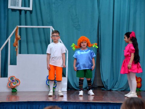 Məktəblilərin xeyriyyə tamaşası...