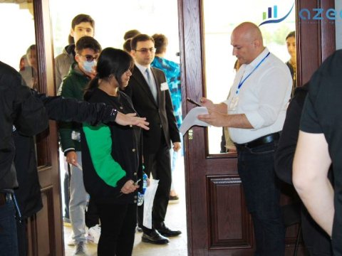 Qız şagirdləri kişi nəzarətçilər yoxlayır? - İddialara CAVAB + FOTOFAKT