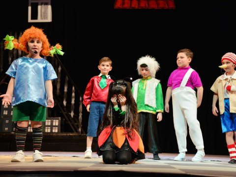 Məktəblilərin xeyriyyə tamaşası maraqla qarşılanıb