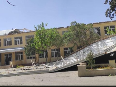 Güclü külək məktəbin damını uçurdu - FOTO