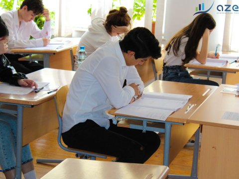 İki xarici dil tədris olunan 9-cular hansından buraxılış imtahanı verməlidir...