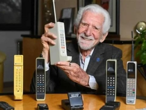 İlk mobil telefonun 94 yaşlı ixtiraçısı hər il yeni iPhone alır