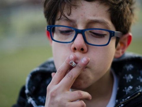 Siqaret çəkən yeniyetmələrin sayı 10 dəfə artıb