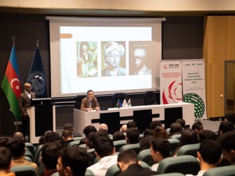  UNEC-də tədbir: “Beynəlxalq münasibətlərdə milli kimlik amili” 