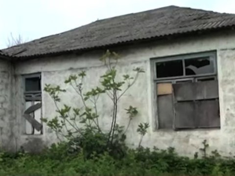 Təhlükəli vəziyyətdə olan bağça - Video