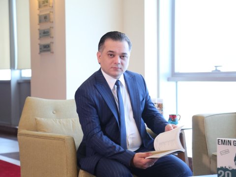 25 dil bilən Emin Qulu: “Çox dil öyrənəndən sonra beynim başqa cür işləyir” - MÜSAHİBƏ