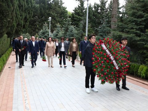AzMİU kollektivi ulu öndər Heydər Əliyevin məzarını ziyarət edib