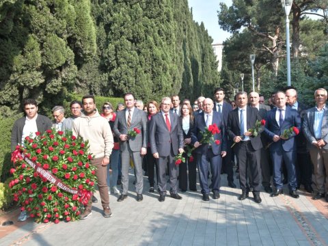 BMU-nun kollektivi Fəxri Xiyabanda - FOTOLAR