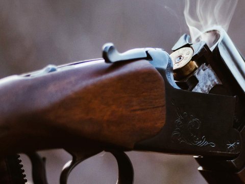 58 yaşlı kişi həyətdə oynayan uşaqlara atəş açdı