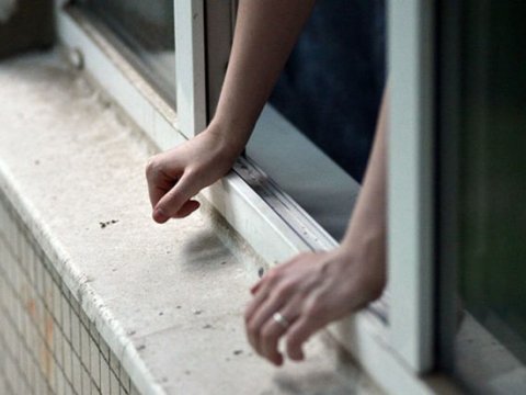 Bakıda 11 yaşlı uşaq özünü binadan atdı