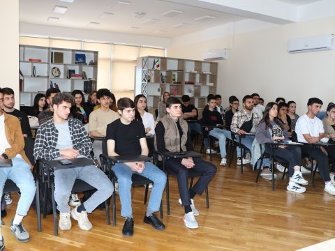 Peşəkarlar tələbələrlə təcrübələrini bölüşüblər