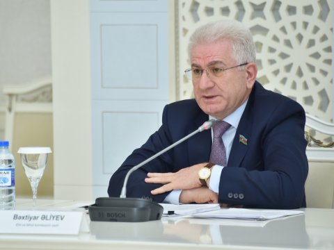 “Qırmızı diplomlu məzunları fərqləndirmək lazımdır” - Deputat