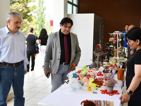 Tələbələrin xeyriyyə sərgisi açılıb