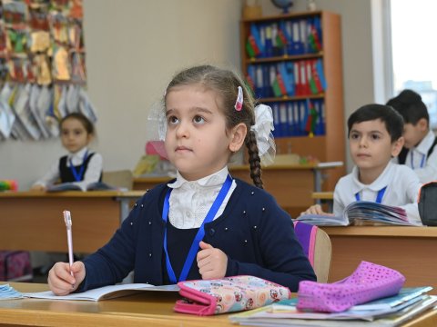 Məktəblərdə 1-ci siniflər üzrə boş yerlərə prioritetsiz qəbul aparılacaq