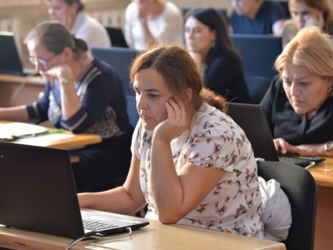 “Müəllimin hörmətini aşağı salmayın!\
