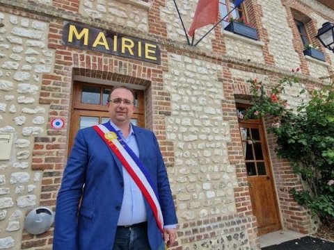 Bələdiyyə başçısı autizmli oğluna görə aclığa başlayıb