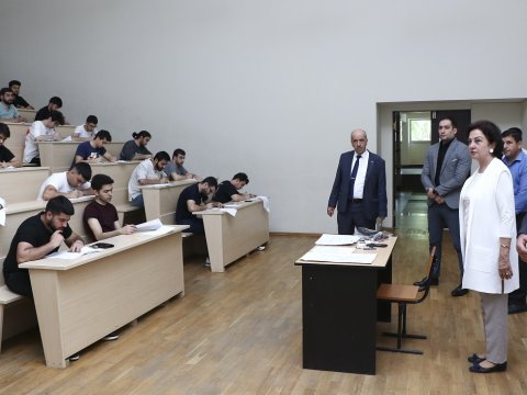 Rektor imtahanların gedişini izləyib