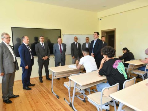 Rektor imtahan sessiyasının gedişi ilə tanış olub
