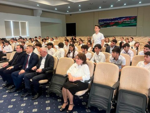 Məleykə Abbaszadə şagirdlərin sualını cavablandırdı