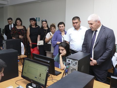 AzMİU-da valideynlər imtahan prosesini izləyiblər