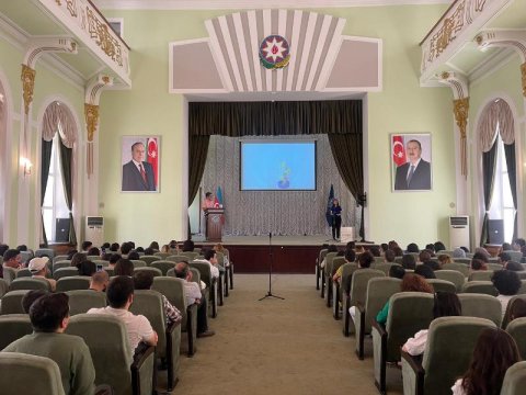 Yaponiya səfiri UNEC-də tələbələrlə görüşüb