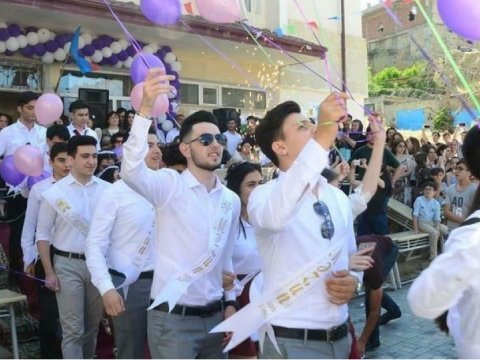 “Son zəng”də meyxanaya oynayan şagirdlər – Ekspert TƏNQİD ETDİ