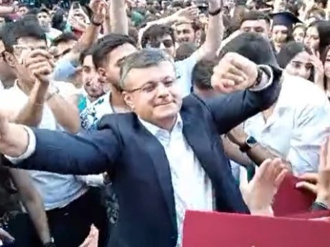 Prorektorun rəqsi GÜNDƏM OLDU – Maraqlı şərhlər + VİDEO  